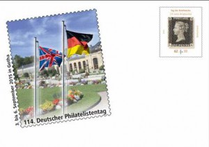 Vor dem Gothaer Stadtschloss wehen die britische und die deutsche Flagge.